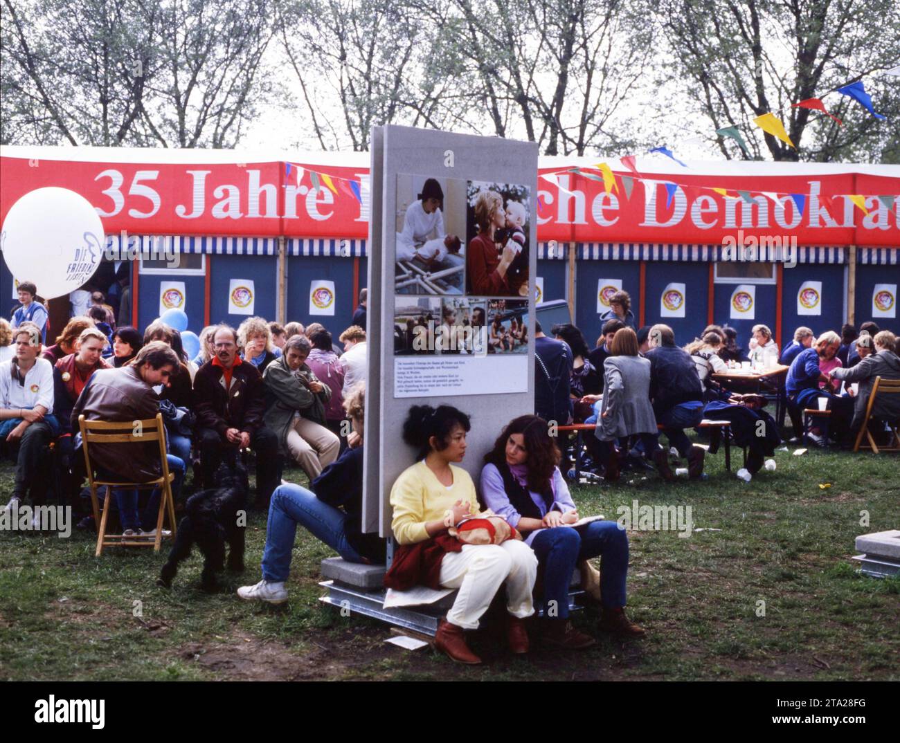DEU, Deutschland: Die historischen Rutschen aus den 84-85 r Jahren Düsseldorf. Zetungsfest der UZ (DKP) 1984 Stockfoto