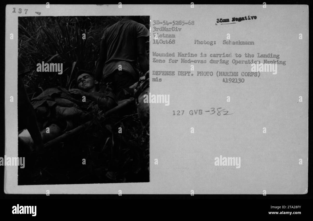 Ein verwundeter Marine wird während der Operation Nanking in Vietnam am