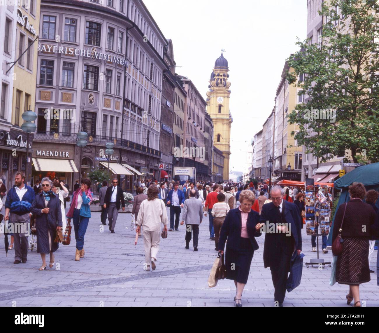 DEU, Deutschland: Die historischen Rutschen aus den 84-85 r Jahren, München. Cityscape City im Juni 1984 Stockfoto