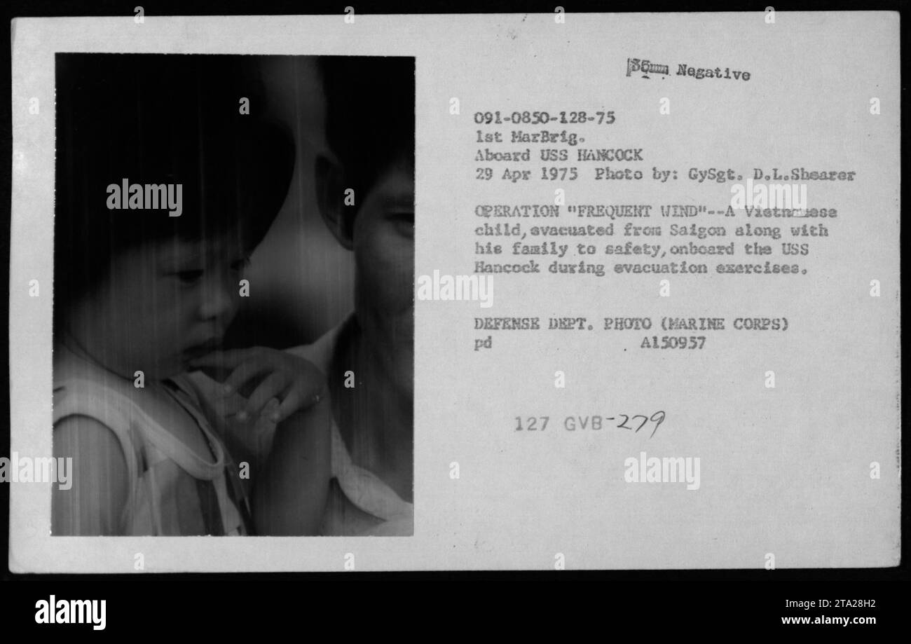 Ein vietnamesisches Kind wird am 29. April 1975 von Saigon und Phnom Penh aus mit seiner Familie an Bord der USS Hancock evakuiert, um die Sicherheit während des Vietnamkriegs zu gewährleisten. Stockfoto
