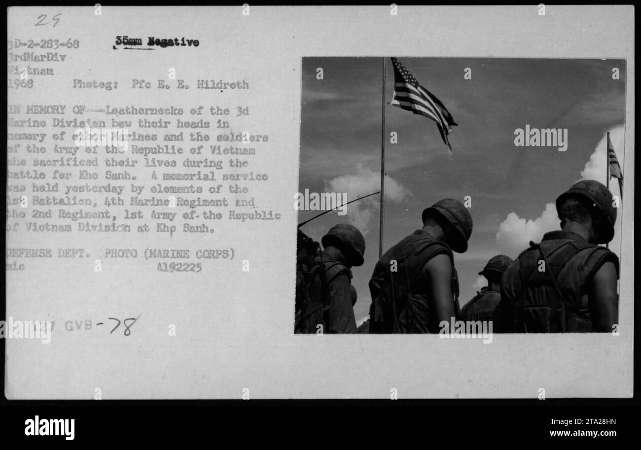 Auf diesem Bild sind Marines der 3. Marine-Division bei einer Gedenkfeier für gefallene Soldaten während der Schlacht um Khe Sanh zu sehen. Der Dienst wurde von Mitgliedern des Lot-Bataillons und des 2. Regiments der 1. Armee der Republik Vietnam-Division gehalten. Fotografiert von PFC E. Hildreth. Stockfoto