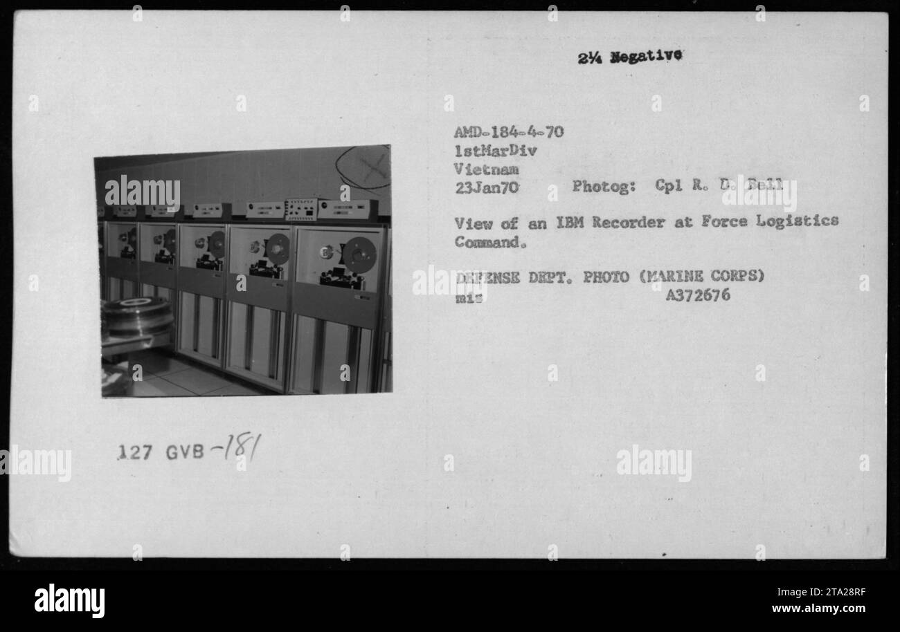 Ein IBM Recorder beim Force Logistics Command in Vietnam am 23. Januar 1970 wird für die Datenverarbeitung und das militärische Informationsmanagement eingesetzt. Foto von CPL R. D. Bell dokumentiert die technische Unterstützung während der Operationen im Vietnamkrieg. Stockfoto