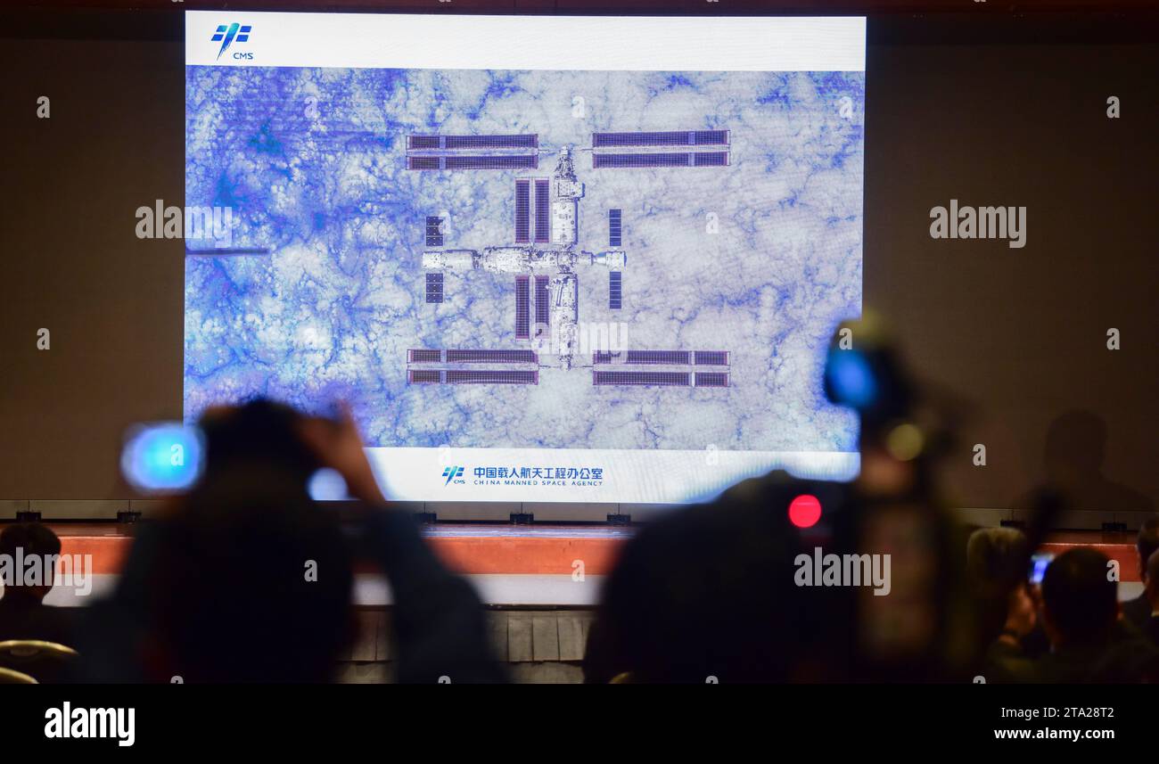 (231128) -- HONGKONG, 28. November 2023 (Xinhua) -- dieses Foto vom 28. November 2023 zeigt Menschen, die während einer Pressekonferenz in Hongkong, Südchina, ein hochauflösendes Panoramabild der Raumstation von Shenzhou-16 betrachten. Auf Einladung der Regierung der Sonderverwaltungsregion Hongkong (HKSAR) und der Regierung der Sonderverwaltungsregion Macau besucht eine Delegation des chinesischen Programms für bemannte Raumfahrt von Dienstag bis Sonntag Hongkong und Macau zu einem sechstägigen Besuch. nach Angaben der China Manned Space Agency (CMSA).TO GO WITH 'Chinas bemannte Raumfahrtprogramm Delegation besucht Ho Stockfoto