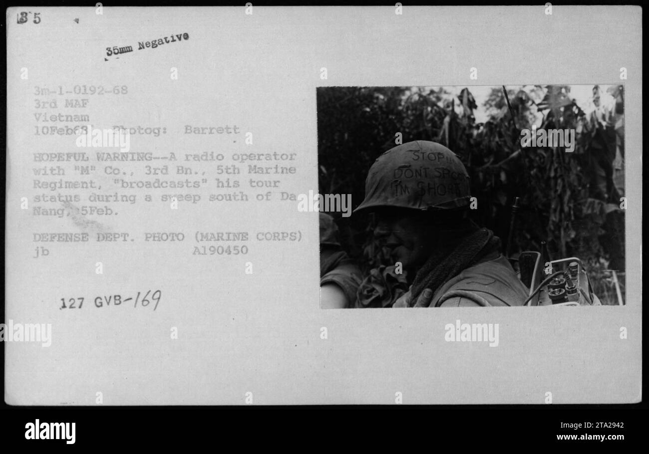 Ein Marine-Funkbetreiber von 'M' Co., 3. Bataillon, 5. Marine-Regiment, meldet seinen Tourstatus südlich von da Nang am 5. Februar 1968 während eines Sweeps. Dieses Foto wurde von Barrett im Auftrag des Verteidigungsministeriums aufgenommen. Stockfoto