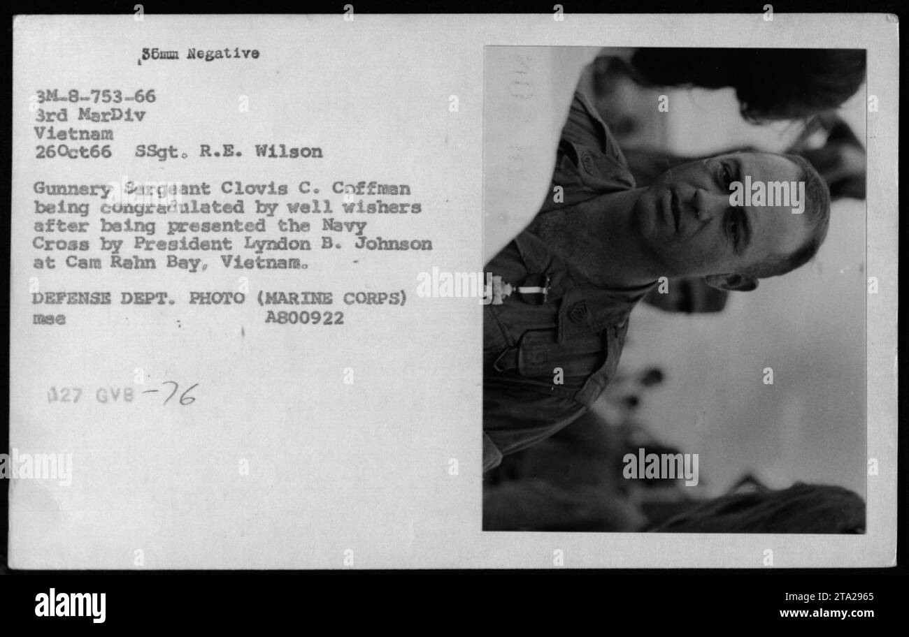 Am 26. Oktober 1966 erhielt Gunnery Sergeant Clovis C. Coffman das Navy Cross von Präsident Lyndon B. Johnson während einer Zeremonie in Cam Rahn Bay, Vietnam. Das Foto zeigt, dass ihm wohlwollende Glückwünsche gratuliert werden. Stockfoto