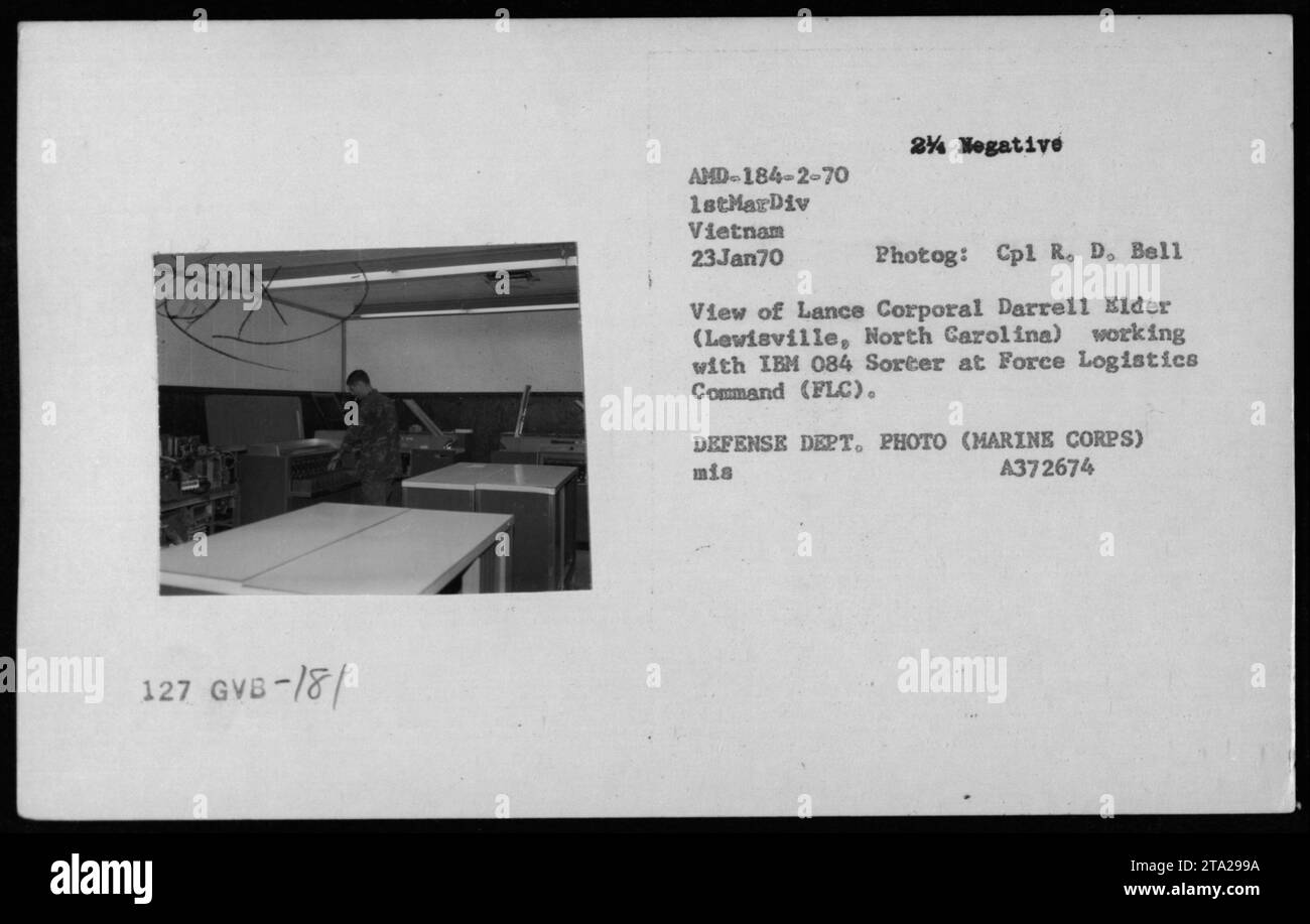 Lance Corporal Darrell Elder betreibt am 23. Januar 1970 während des Vietnamkriegs einen IBM 084 Sorter beim Force Logistics Command in Vietnam. Stockfoto