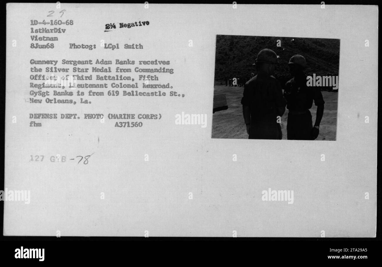 Am 8. Juni 1968 erhielt Gunnery Sergeant Adam Banks die Silver Star Medal von Oberstleutnant Rexroad vom Dritten Bataillon des Fünften Regiments in Vietnam. Stockfoto