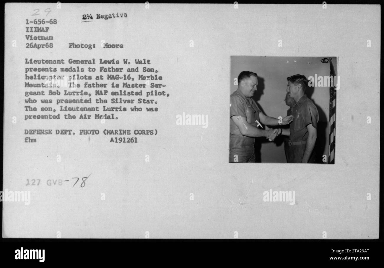 Generalleutnant Lewis W. Walt überreicht den Silver Star an Master Sergeant Bob Lurrie und die Air Medal an Lieutenant Lurrie, Hubschrauberpiloten auf mag-16, Marble Mountain, am 26. April 1968 in Vietnam. Stockfoto