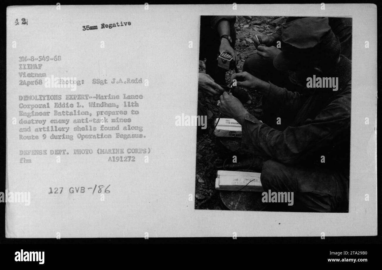 Marine-Lance-Corporal Eddie L. Windham vom 11. Ingenieurbataillon bereitet sich darauf vor, feindliche Panzerminen und Artilleriegeschosse, die entlang der Route 9 während der Operation Fegasus entdeckt wurden, zu zerstören. Das Foto wurde am 2. April 1968 in ILIMAF Vietnam aufgenommen. Das Bild ist Teil einer Serie von Fotografien, die die militärischen Aktivitäten der USA während des Vietnamkriegs dokumentieren. Stockfoto