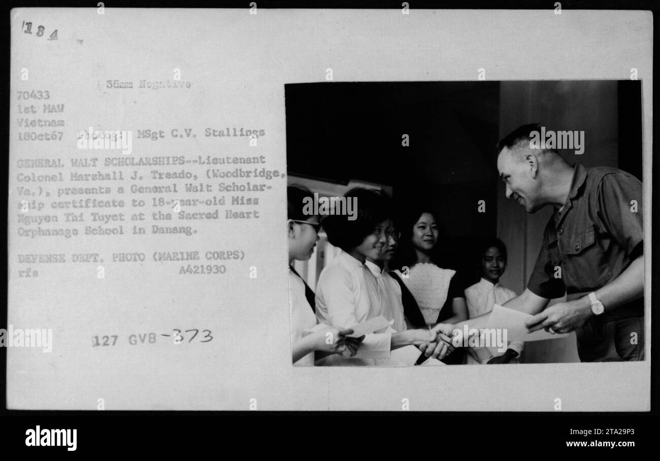 Oberstleutnant Marshall J. Treado überreicht Miss Nguyen Thi Tuyet, eine 18-jährige Schülerin an der Heilig-Herz-Waisenhaus-Schule in Danang, Vietnam, ein General-Walt-Stipendium. Die Veranstaltung fand am 18. Oktober 1967 statt und das Foto wurde von HSgt C.V. Stallings der 1. HAW Vietnam aufgenommen. Das Bild ist ein offizielles Foto des Verteidigungsministeriums, das vom Marine Corps aufgenommen wurde. Stockfoto