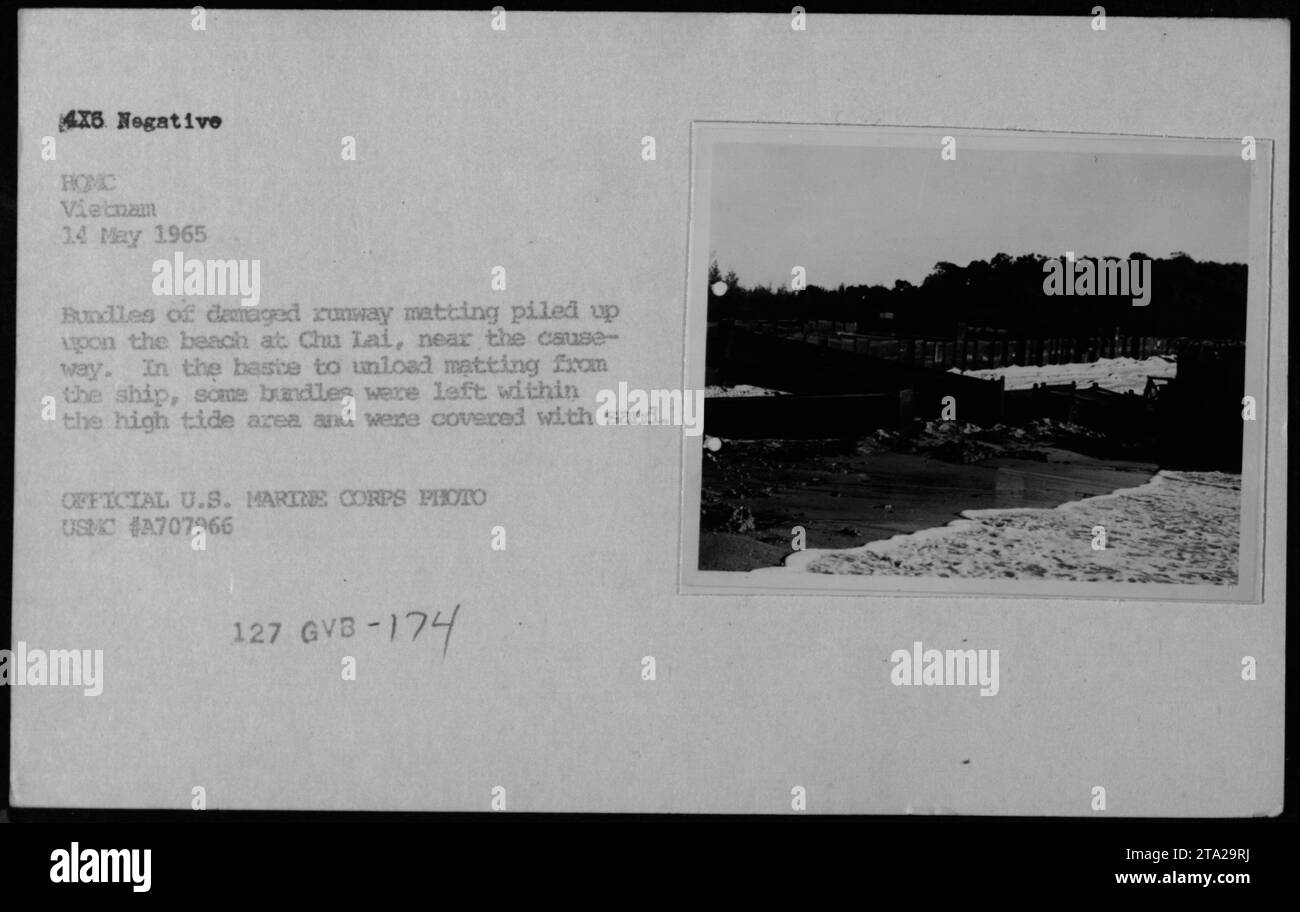 Am Strand von Chu Lai, Vietnam, sind beschädigte Bündel von Laufstegenmatten zu sehen. Dies geschah am 14. Mai 1965 als Teil der amerikanischen Militäreinsätze. Einige Bundles wurden im Hochwasser-Bereich zurückgelassen und während des Entladens vom Schiff mit Sand bedeckt. Bildquelle: Offizielles Foto des U.S. Marine Corps. Stockfoto