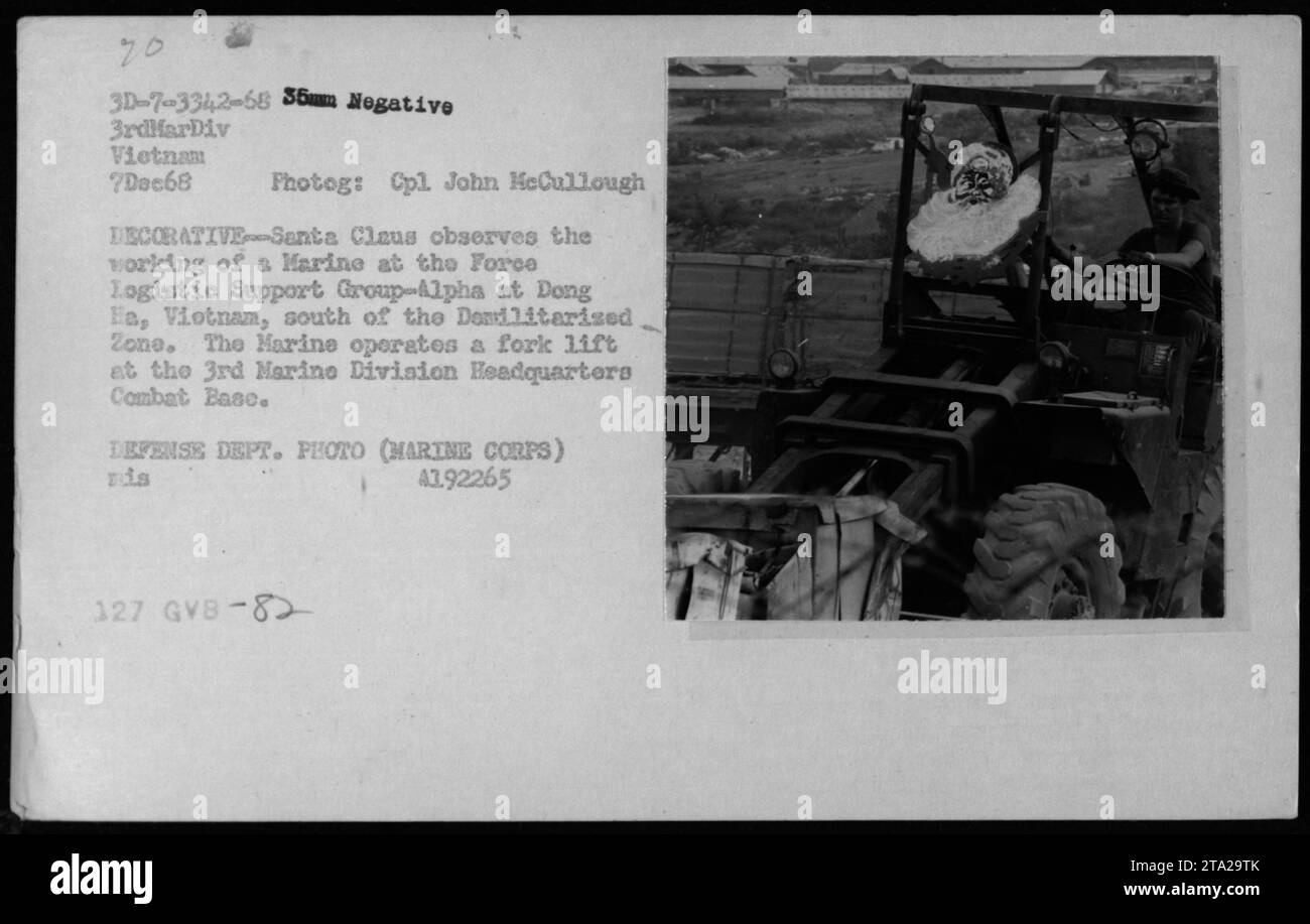 Santa Claus beobachtet am 7. Dezember 1968 eine Marine, die einen Gabelstapler in der Force Logistic Support Group-Alpha, Dong Ha, Vietnam, auf der Hauptquartier der 3. Marine Division betreibt. Stockfoto