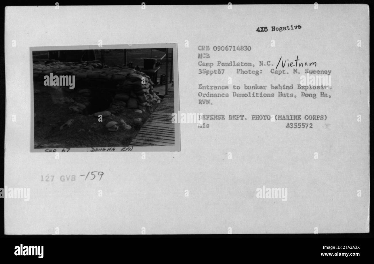 Am 3. September 1967 fotografierte Captain M. Sweeney den Eingang zu einem Bunker hinter den Sprengstoffabbruchshütten von Ordnance Demolitions in Dong Ha, um die Aktivitäten der Kampfbasis während des Vietnamkriegs zu erfassen. Stockfoto