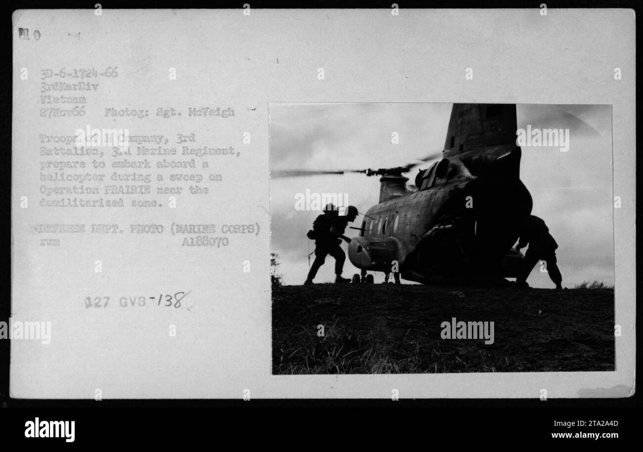 Truppen der 1. Kompanie, 3. Bataillon, 3. Marine-Regiment bereiten sich am 27. November 1966 in der Nähe der entmilitarisierten Zone während der Operation Prairie I. vor Foto von Sgt. MeVeigh, Verteidigungsministerium, dokumentiert die Einschiffung und die Wiegeoperationen. Stockfoto