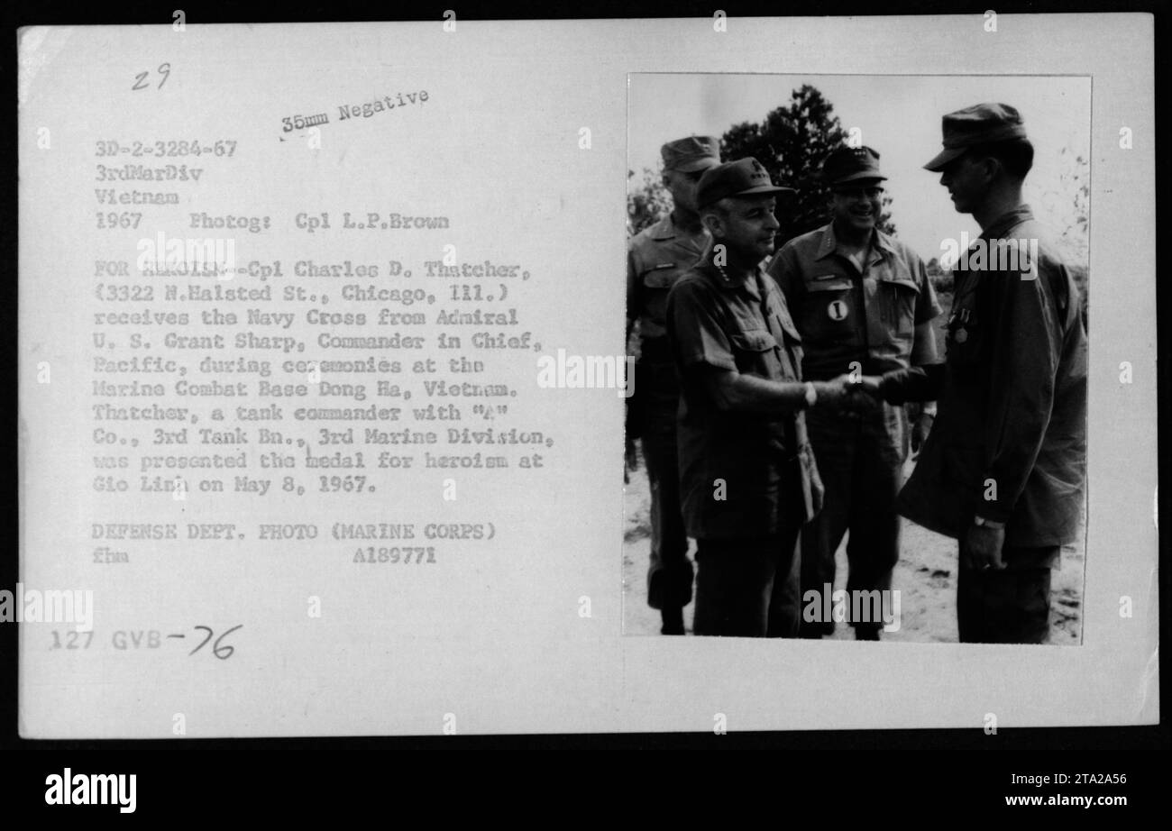 CPL Charles D. Thatcher erhielt das Navy Cross von Admiral U. S. Grant Sharp während einer Zeremonie auf der Marine Combat Base Dong Ha, Vietnam. Thatcher, ein Panzerkommandant mit Co., 3rd Tank Bn., 3rd Marine Division, wurde am 8. Mai 1967 für sein Heldentum in Gio Linh ausgezeichnet. VERTEIDIGUNGSABTEILUNG. FOTO (MARINE CORPS). Stockfoto