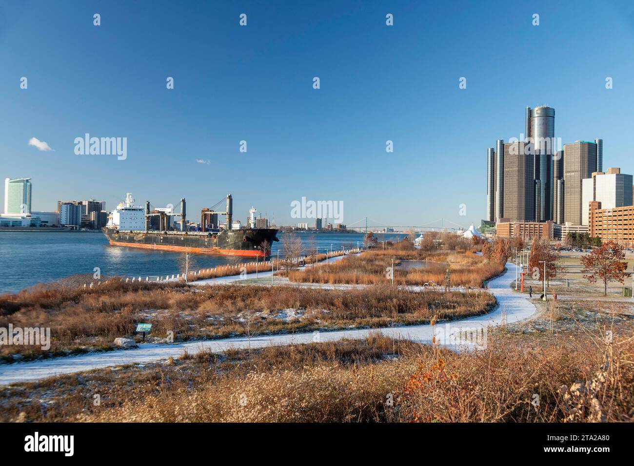 Detroit, Michigan, USA. November 2023. Ein 623-Fuß-Frachter sitzt am zweiten Tag in der Nähe der Innenstadt von Detroit fest, nachdem er am 27. November auf Grund gelaufen ist. Der Barbro G transportiert 21.000 Tonnen Weizen nach Italien. Quelle: Jim West/Alamy Live News Stockfoto