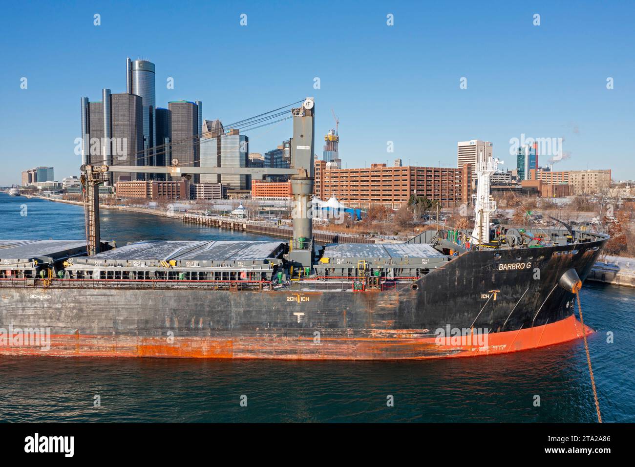 Detroit, Michigan, USA. November 2023. Ein 623-Fuß-Frachter sitzt am zweiten Tag in der Nähe der Innenstadt von Detroit fest, nachdem er am 27. November auf Grund gelaufen ist. Der Barbro G transportiert 21.000 Tonnen Weizen nach Italien. Quelle: Jim West/Alamy Live News Stockfoto