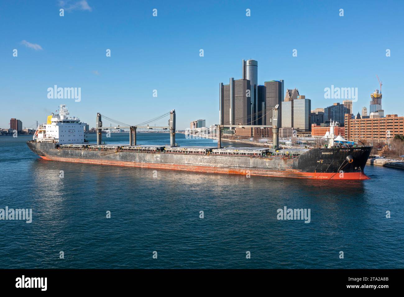 Detroit, Michigan, USA. November 2023. Ein 623-Fuß-Frachter sitzt am zweiten Tag in der Nähe der Innenstadt von Detroit fest, nachdem er am 27. November auf Grund gelaufen ist. Der Barbro G transportiert 21.000 Tonnen Weizen nach Italien. Quelle: Jim West/Alamy Live News Stockfoto