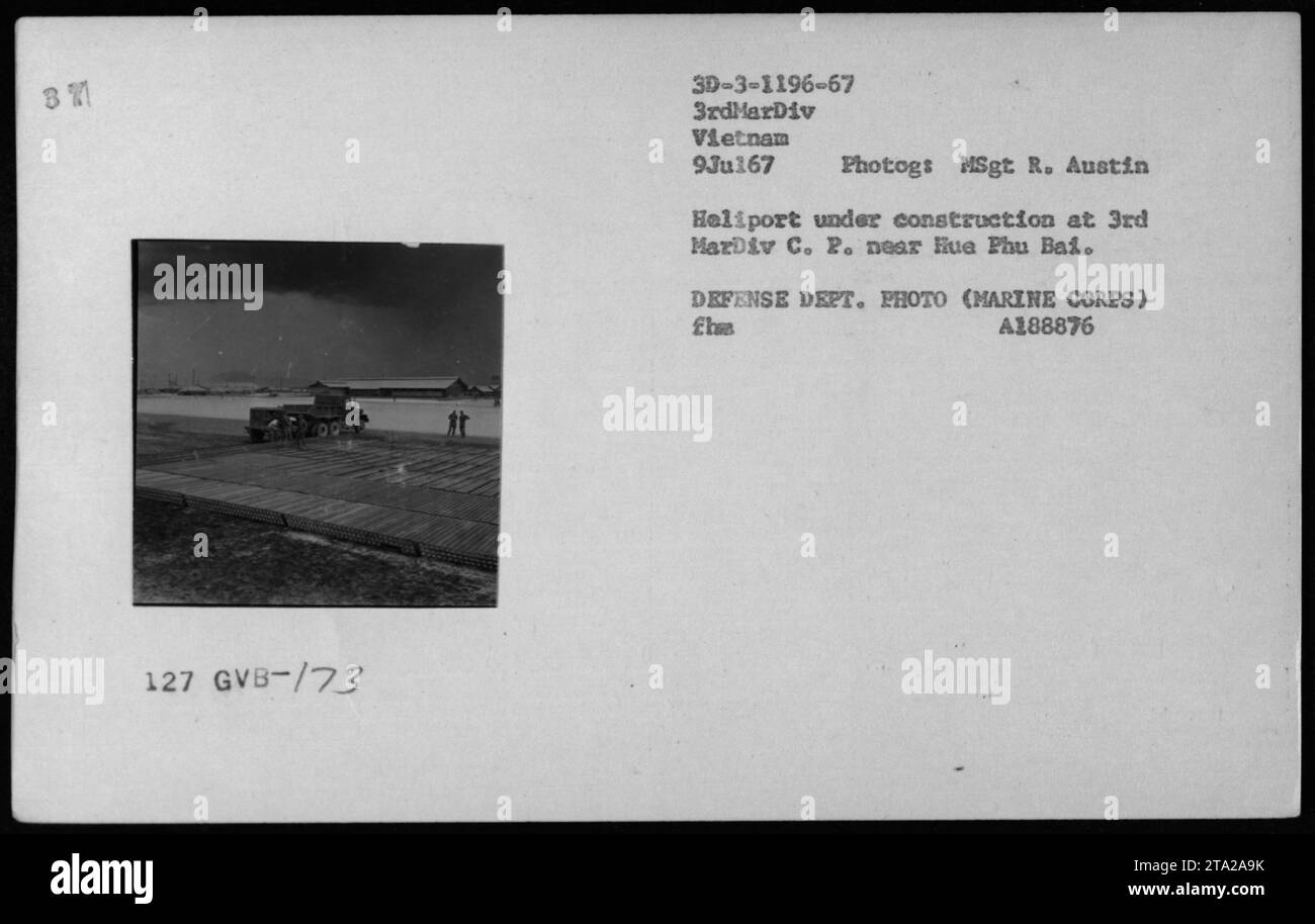 Bau eines Heliports am 3. Marine Division Command Post in der Nähe von Hue Phu Bai, Vietnam. Das Foto, aufgenommen am 9. Juli 1967, zeigt die laufenden Bauarbeiten von Militärangehörigen. Das Bild wurde von Photogs MSgt R. Austin als Teil der Dokumentation der amerikanischen Militäraktivitäten während des Vietnamkriegs aufgenommen. Stockfoto