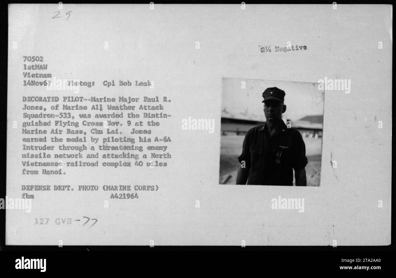 Der Marine Major Paul R. Jones von der Marine All Weather Attack Squadron-533 erhält am 9. November 1967 das Distinguished Flying Cross auf der Marine Air Base in Chu Lai. Jones erhielt diese Auszeichnung, weil er sein A-6A-Eindringflugzeug durch feindliche Raketennetze steuerte und erfolgreich einen nordvietnamesischen Eisenbahnkomplex 40 Meilen von Hanoi Angriff. Stockfoto