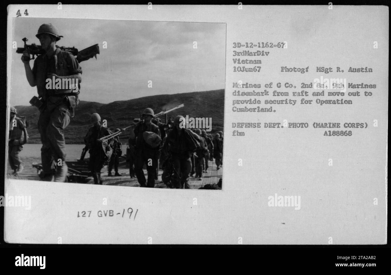Marines of G Co., 2. BN., 9. Marines verlassen ein Floß in Vietnam am 10. Juni 1967. Sie ziehen aus, um die Operation Cumberland zu sichern. Dieses Foto wurde von MSgt R. Austin aufgenommen und ist ein Foto des Verteidigungsministeriums (Marine Corps) mit der Identifikationsnummer 3D-12-1162-67. Stockfoto