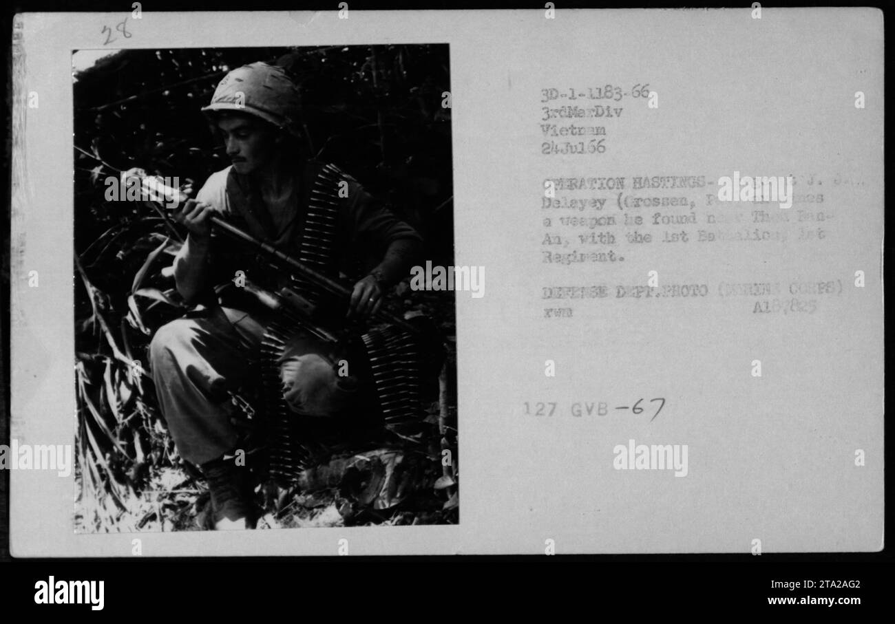 Die US Marine J. Daleyey zeigt eine gefangengenommene Waffe während der Operation Hastings in Vietnam am 24. Juli 1966. Das Foto, das vom Fotoporps des Verteidigungsministeriums aufgenommen wurde, zeigt Daleyey, begleitet vom Lot-Bataillon, 3. Marine-Division, das die Waffe im Ba an-Gebiet hält. Stockfoto