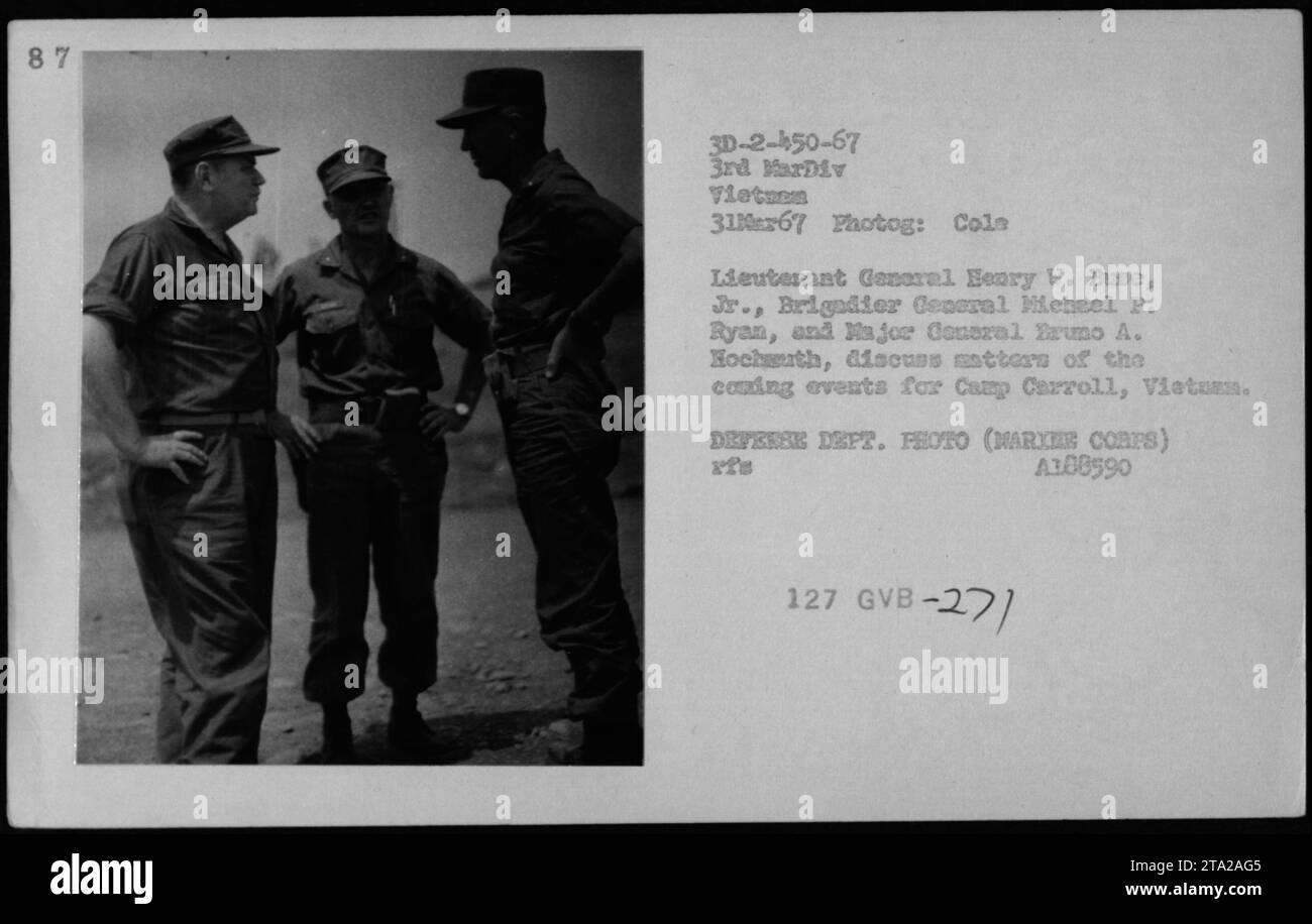 Generalleutnant Heary W. Buse Jr., Brigadegeneral Michael P. Ryan und Major General Bruno A. Hochmuth sprechen über bevorstehende Veranstaltungen für Camp Carroll, Vietnam. Dieses Foto wurde am 31. März 1967 aufgenommen. Die Offiziere und Beamten auf dem Bild sind Hubert Humphrey, General William Westmoreland und Sen Harry F Byrd. (Hinweis: Der angegebene Titel enthält bestimmte Namen und Details, die in der Abfrage des Benutzers erwähnt werden.) Stockfoto