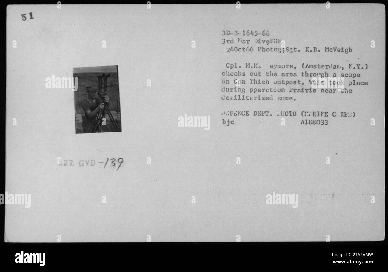 Soldat von der 3. Marine-Division, Sgt. K.B. McVeigh CPL. M. Grey, entsperrte das Gebiet mit einem Zielfernrohr auf dem Außenposten von Con Thien während der Operation Prairie II am 24. Oktober 1966. Die Operation fand in der Nähe der entmilitarisierten Zone im Rahmen von Kampfhandlungen in Vietnam statt. Stockfoto