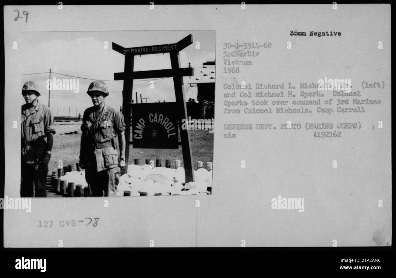 Colonel Richard L. Michaels Jr. (links) und Colonel Michael M. Sparks sind auf diesem Foto aus dem Jahr 1968 zu sehen. Colonel Sparks übernimmt das Kommando über die 3. Marines von Colonel Michaels im Camp Carroll in Vietnam. Dieses Ereignis wurde auf einem 35mm-negativ erfasst und ist Teil der offiziellen Aufzeichnungen des U.S. Marine Corps. Stockfoto