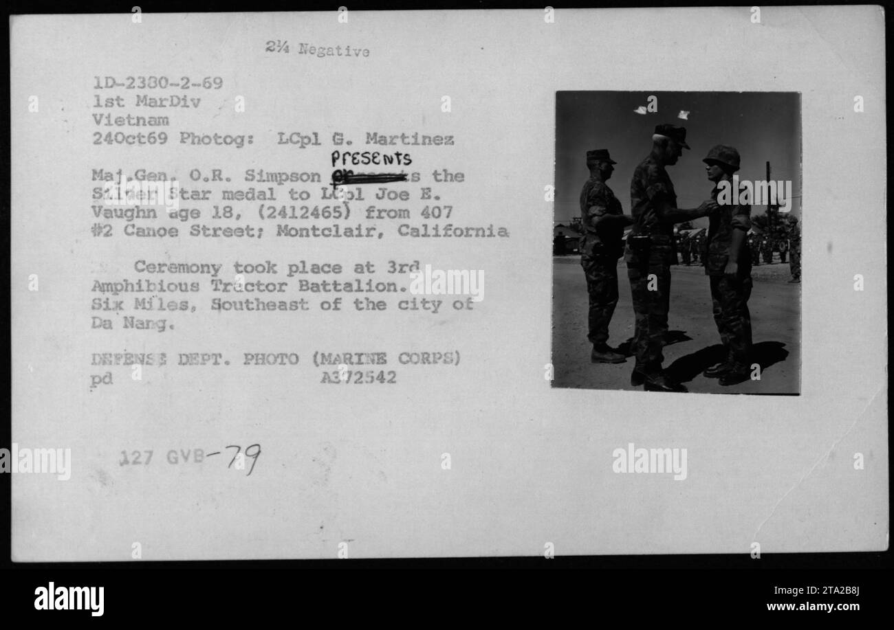 Der stellvertretende Marineminister John Warner, Verteidigungsminister Melvin Laird und Dr. Norman Vincent Peale nehmen am 24. Oktober 1969 an einer Zeremonie Teil. Auf dem Foto präsentiert Generalmajor O.R. Simpson Lieutenant Joe E. Vaughn, 18 Jahre alt aus Montclair, Kalifornien, mit der Silver Star Medaille. Die Zeremonie fand auf dem Gelände des 3. Amphibien-Traktorbataillons statt, sechs Meilen südöstlich von da Nang. Dieses Bild stammt aus dem Fotoarchiv des Verteidigungsministeriums und wurde von LCpl G. Martinez aufgenommen, einem Fotografen des Marine Corps. Stockfoto