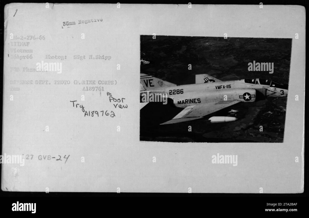 Ein F-4 Phantom-Flugzeug des U.S. Marine Corps wurde am 26. April 1966 während des Vietnamkriegs abgebildet. Das Foto wurde von Staff Sergeant H.Shipp aufgenommen und zeigt die Hecknummer des Flugzeugs: A189763. Die Registrierungsnummern VE 2286 geben an, dass das Geschwader VMFA-115 ist, ein Marinekämpfer-Geschwader. Stockfoto