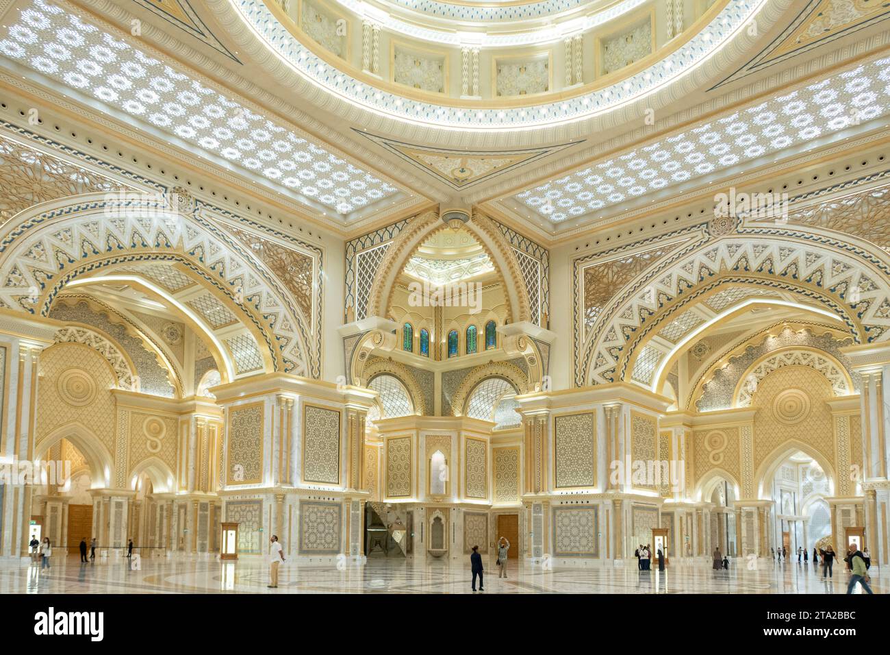 Abu Dhabi, VAE, 08.02.2020. Präsidentenpalast der Vereinigten Arabischen Emirate Qasr Al Watan, Innenansicht der großen Halle reich verzierte Wände und Decken. Stockfoto