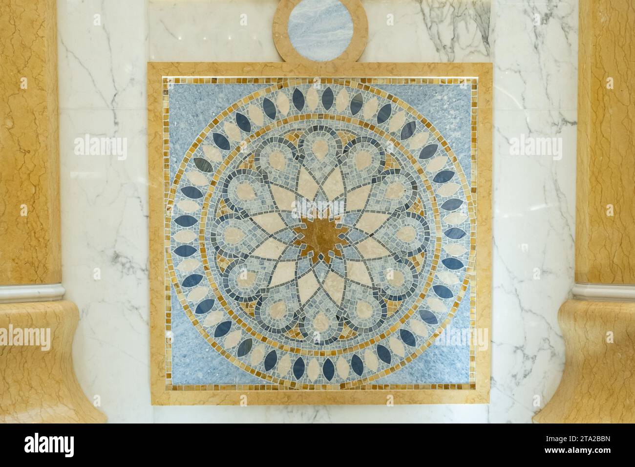 Abu Dhabi, VAE, 08.02.20. Arabischer Stil, Mosaik aus Granit und Marmor mit geometrischen Blumenmotiven, Mustern und goldenen Säulen in Qasr al Watan Stockfoto