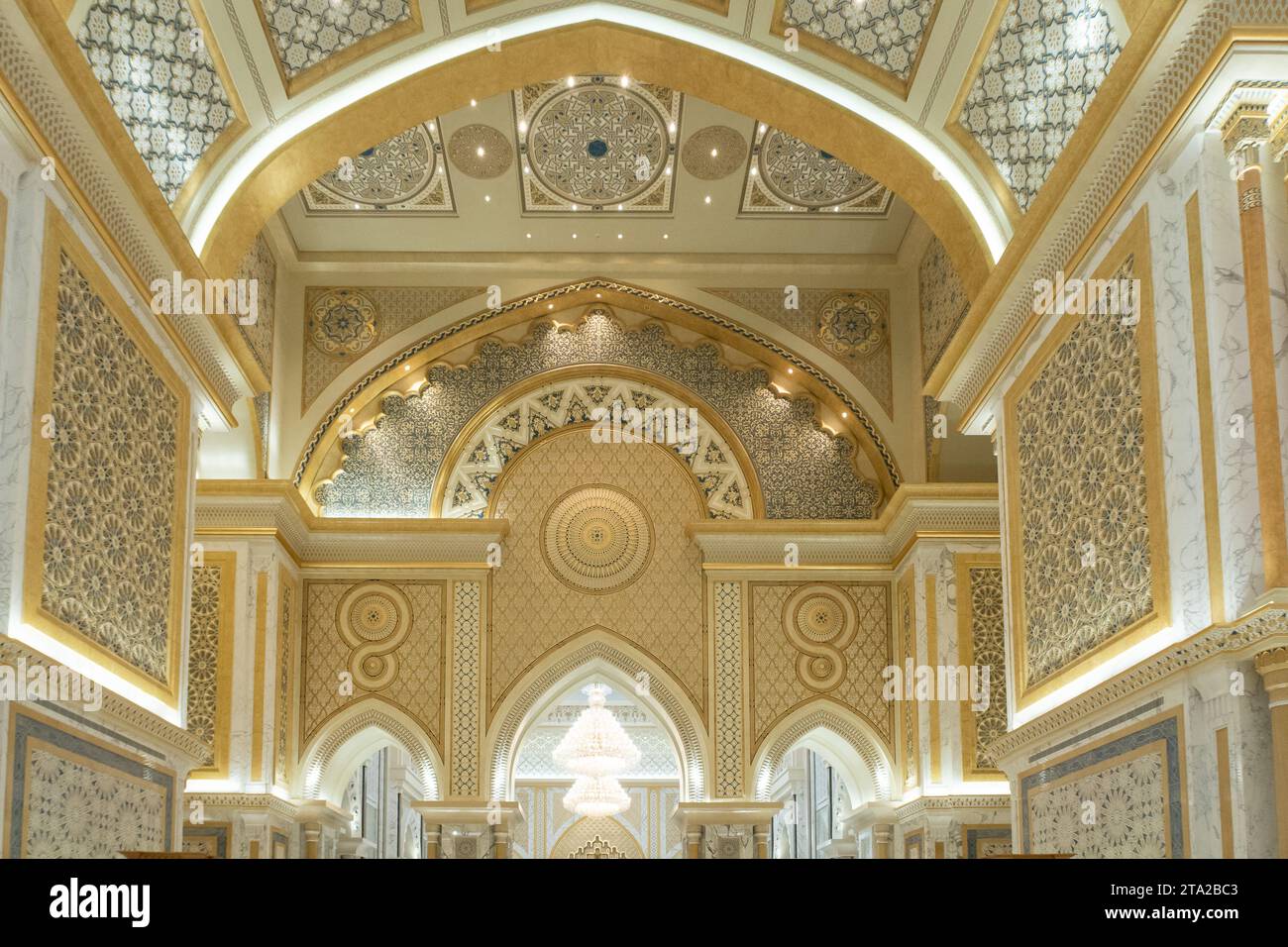 Abu Dhabi, VAE, 08.02.2020. Präsidentenpalast der Vereinigten Arabischen Emirate Qasr Al Watan, Innenansicht der großen Halle reich verzierte Wände und Wände. Stockfoto