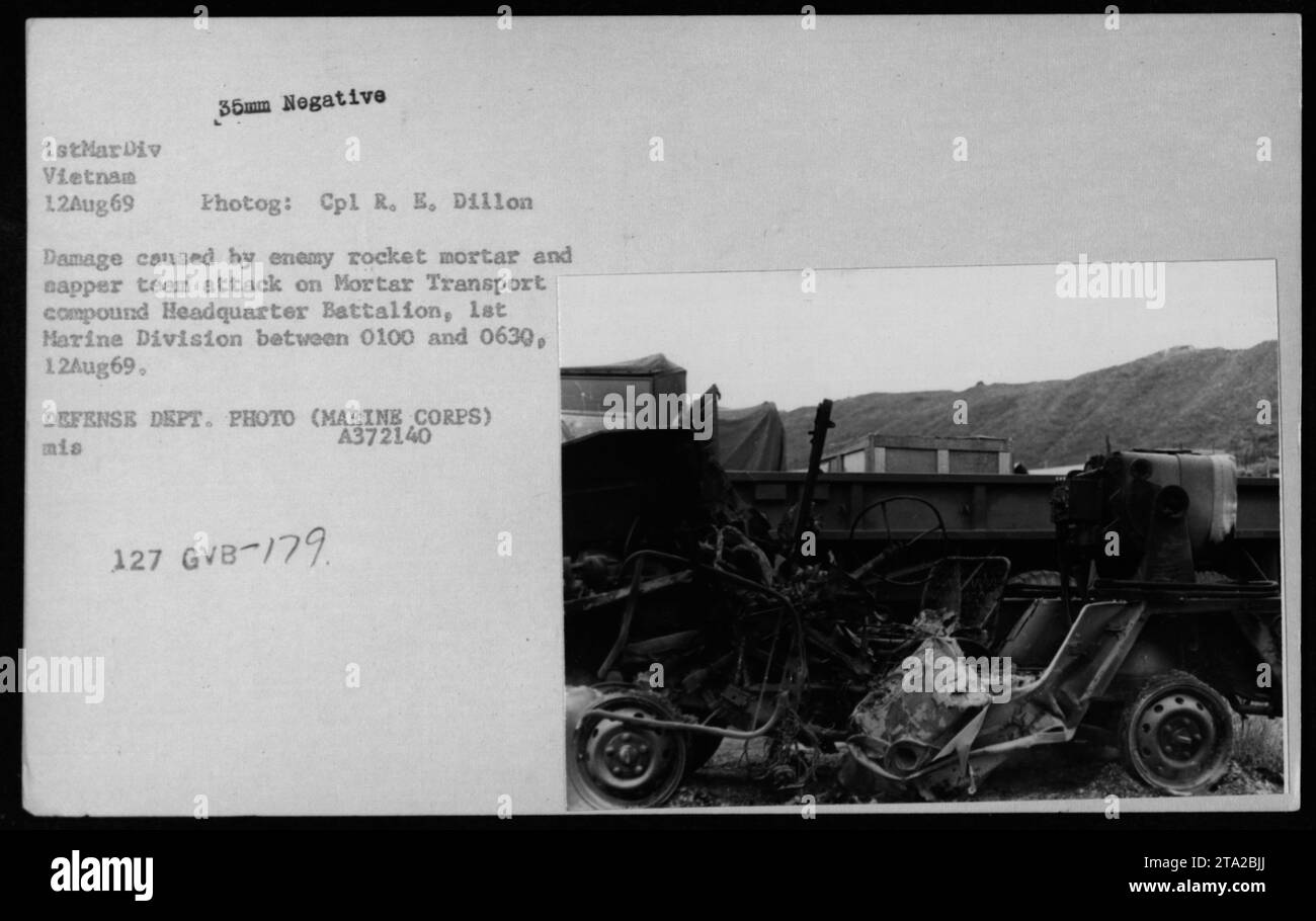 Bild der Nachwirkungen eines feindlichen Raketenmörtel- und Napper-Teams auf das Mörsertransportgelände der 1. Marine-Division in Vietnam am 12. August 1969. Der Schaden am Hauptquartier-Bataillon ist auf dem Foto von CPL R. E. Dillon erkennbar. Stockfoto
