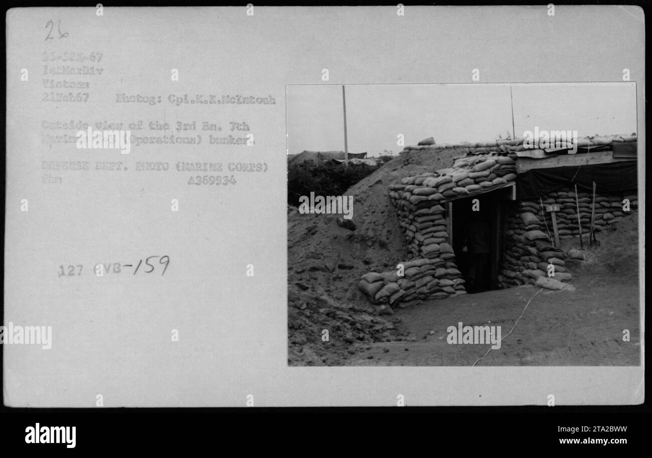 Dieses Schwarzweiß-Foto, aufgenommen am 21. Februar 1967, zeigt eine Außenansicht des Bunkers des 3. Bataillons Jeh Pinas 5-3 (Operation) auf Kampfbasen. Das Bild wird CPL.K.K. LicIntosh gutgeschrieben. Dies ist eine Dokumentation der amerikanischen Militäraktivitäten während des Vietnamkriegs. Stockfoto