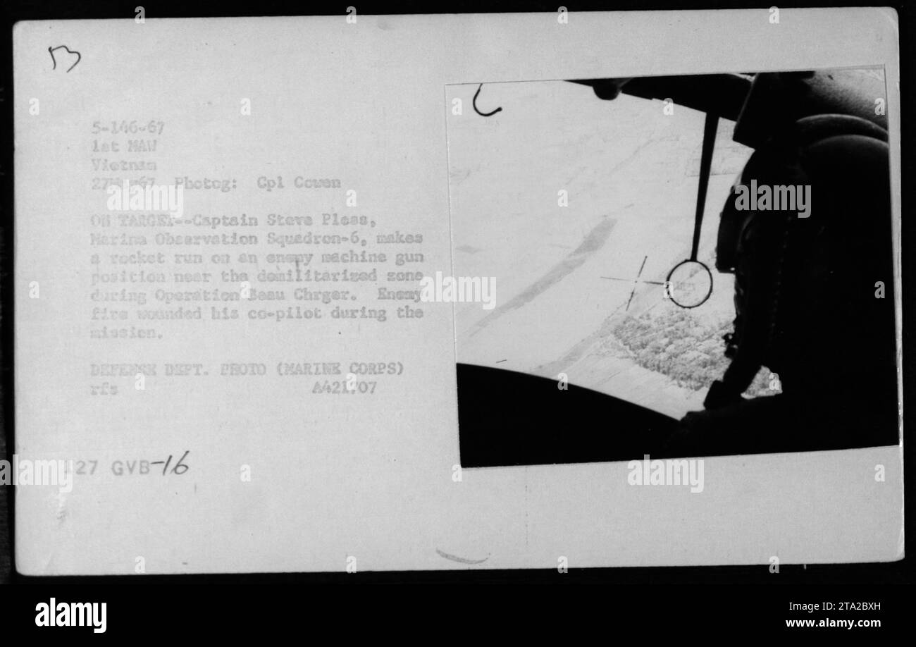 Captain Steve Pless von der Marine Observation Squadron-6 führt während der Operation Beau Charger einen Raketenflug auf eine leere Maschinengewehrposition in der Nähe der entmilitarisierten Zone durch. Sein Co-Pilot wurde während der Mission durch feindliches Feuer verwundet. Dieses Foto wurde am 27. Mai 1967 von CPL Cowen aufgenommen. [Foto der Verteidigungsabteilung (Marine Corps) rfs A421707 127 GVN-16 3], Stockfoto