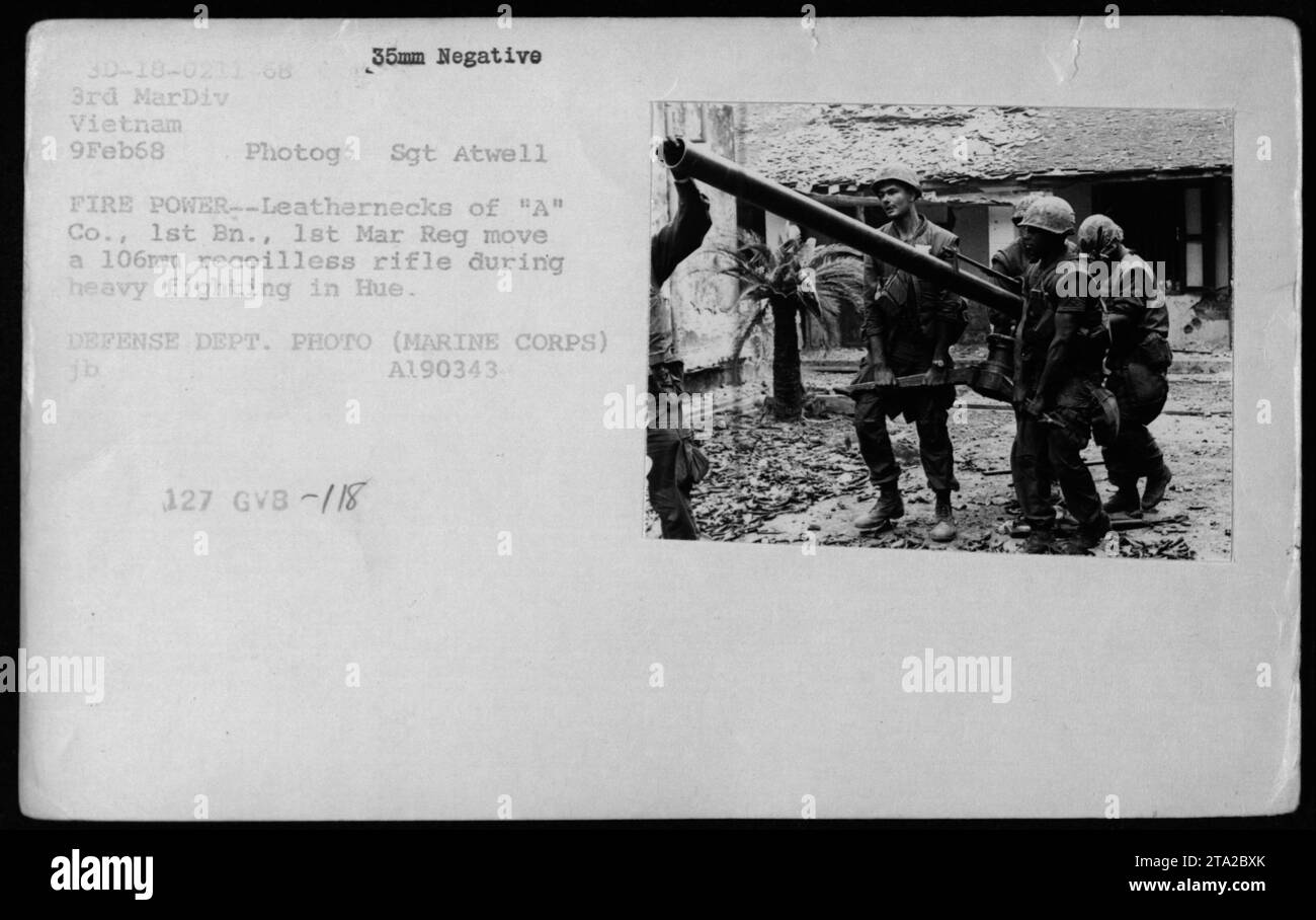 Soldaten des Marine Corps der A-Kompanie, 1. Bataillon, 1. Marine-Regiment, sind hier zu sehen, wie sie ein 106-mm-Rückschlaggewehr während schwerer Gefechte in Hue City, Vietnam, am 9. Februar 1968 bewegten. Dieses Foto wurde von Sgt. Atwell aufgenommen und ist Teil der Sammlung von Bildern des Verteidigungsministeriums, die amerikanische militärische Aktivitäten während des Vietnamkriegs darstellen. Stockfoto