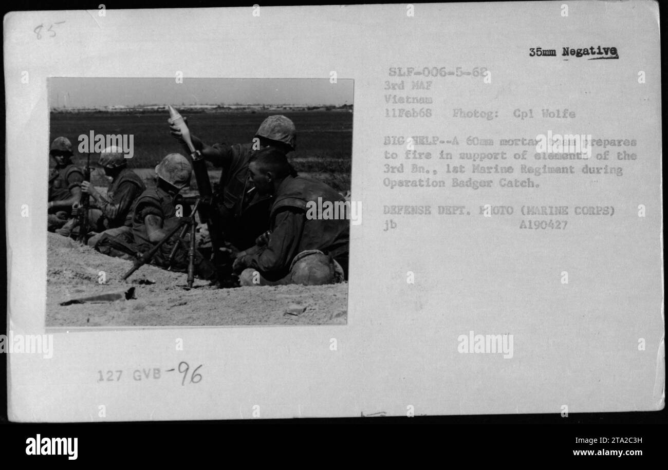 Marines bereiten sich darauf vor, einen 60-mm-Mörser während der Operation Badger Fang am 11. Februar 1968 abzufeuern. Die Operation wurde vom 3. Bataillon, 1. Marine-Regiment mit Unterstützung des Mörserteams durchgeführt. Dieses Foto ist CPL Wolfe zugeschrieben und gehört zur Sammlung des Verteidigungsministeriums. Stockfoto