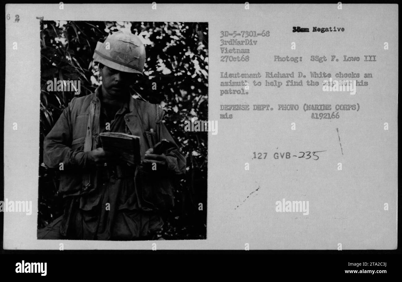 Leutnant Richard D. White von der 3. Marine-Division in Vietnam, verwendet am 27. Oktober 1968 Vermessungsinstrumente (einschließlich Vermessungs- und Waffenvisiere), um seine Patrouille zu führen. Das Foto von SSgt F. Love III zeigt, wie Leutnant White einen Azimut zuschlägt und seinem Team dabei hilft, ihre Richtung zu bestimmen. Stockfoto