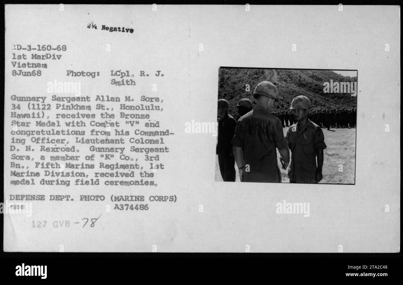 Gunnery Sergeant Allan M. Sora von der K Kompanie, 3. Bataillon, 5. Marine-Regiment, 1. Marine-Division, erhielt die Bronzestern-Medaille mit Combat V von Oberst D. N. Rexroad während der Feldzeremonien in Vietnam am 8. Juni 1968. Fotografiert von LCpl R.J. Smith. Stockfoto