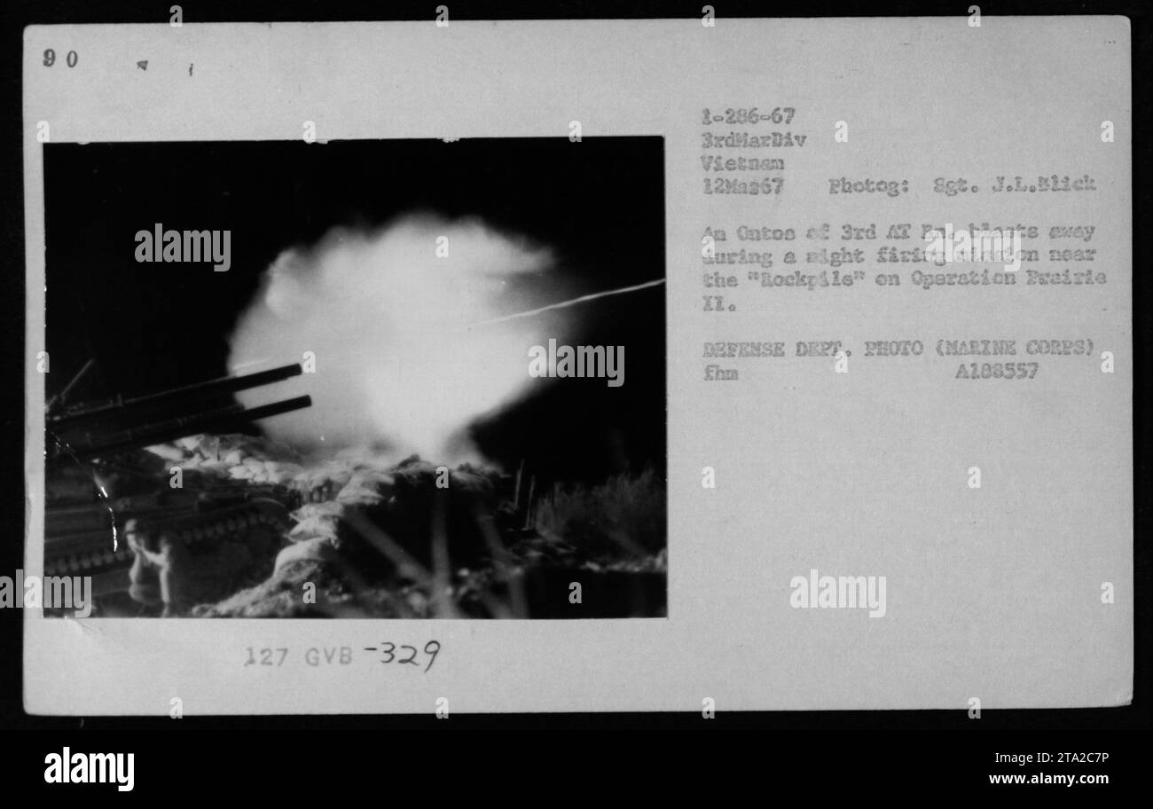 Ein Ontos-Tank von 3. BEI BN. Beteiligt sich an einer nächtlichen Feuermission in der Nähe des "Rockpile" während der Operation Prairie II in Vietnam. Das Foto wurde 1967 von Sgt. J.L. Blick aufgenommen und ist Teil der Sammlung amerikanischer Militäraktivitäten während des Vietnamkriegs. Stockfoto