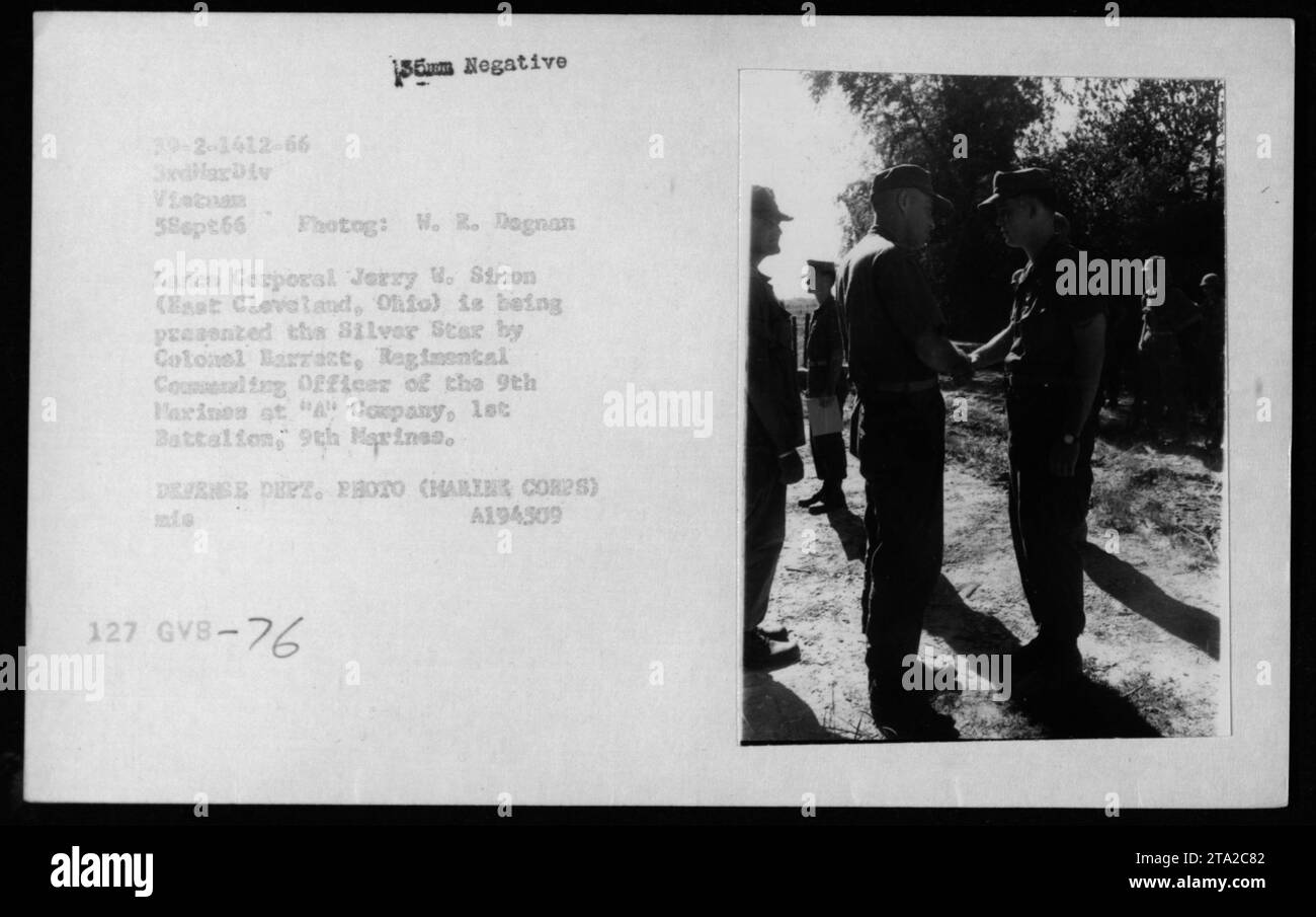 Lance Corporal Jerry W. Simon aus East Cleveland, Ohio, erhält den Silver Star von Colonel Barract, Regimental Commanding Officer der 9. Parison bei der A-Kompanie, 1. Bataillon, 9. Marines. Die Zeremonie fand am 5. September 1966 während des Vietnamkriegs statt. Das Foto wurde von W.R. Dognan aufgenommen. Stockfoto