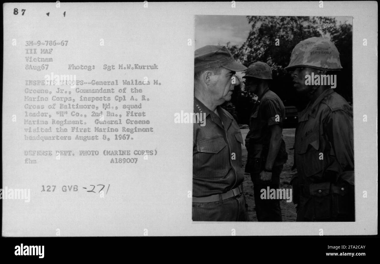 General Wallace M. Greene Jr. inspiziert am 8. August 1967 während des Vietnamkriegs Corporal A. R. Cross, den Anführer der H-Kompanie, 2. Bataillon, 1. Marine-Regiment-Hauptquartier. Stockfoto