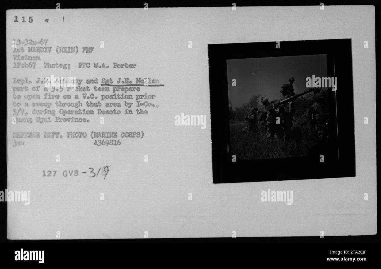 Am 1. Februar 1967 bereiteten Marines von MARDIV in Vietnam Raketenwerfer vor, um während der Operation Desoto eine vietnamesische Cong-Position in der Provinz Quang Gal einzuspielen. Stockfoto