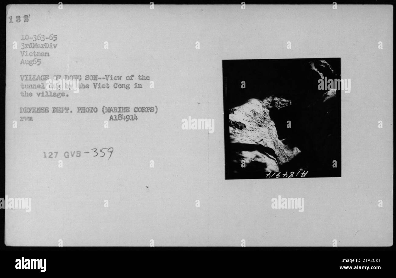 Blick auf einen Tunnel, der von den Viet Cong im Dorf Dong Son während des Vietnamkriegs im August 1965 gegraben wurde. Das Foto, das vom Verteidigungsministerium aufgenommen wurde, zeigt einen der zahlreichen Tunnel und Höhlen, die von den Viet Cong für Kriegsführung und Versteck genutzt wurden. Stockfoto