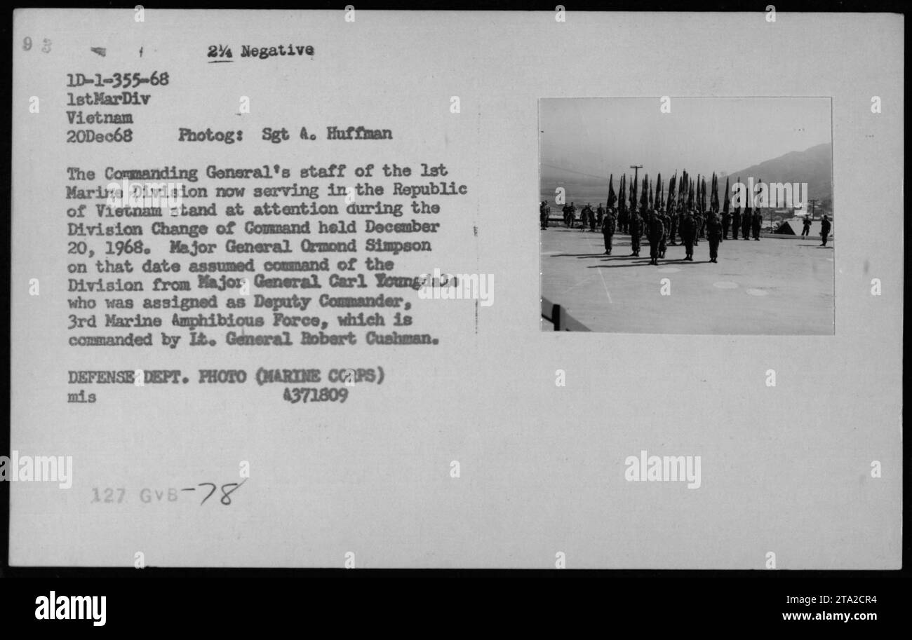 Der Stab des Commanding General der 1st Marine Division, angeführt von Major General Ormond Simpson, wird während der Zeremonie zum Divisionswechsel in Vietnam am 20. Dezember 1968 aufmerksam, als Major General Carl Youngdale die Rolle des stellvertretenden Kommandeurs der 3rd Marine Amphibious Force unter General Robert Cushman übernimmt. Stockfoto