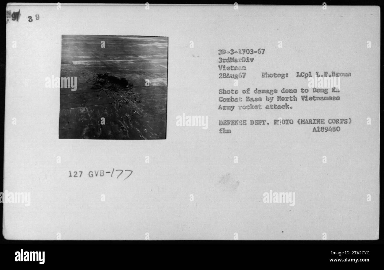Am 28. August 1967 wurde die Dong Ha Combat Base in Vietnam von NVA-Raketen angegriffen und verursachte sichtbare Schäden. Das Foto von LCpl L.P. Brown dokumentiert die Zerstörung und die Folgen der 3. Marine-Division. Stockfoto