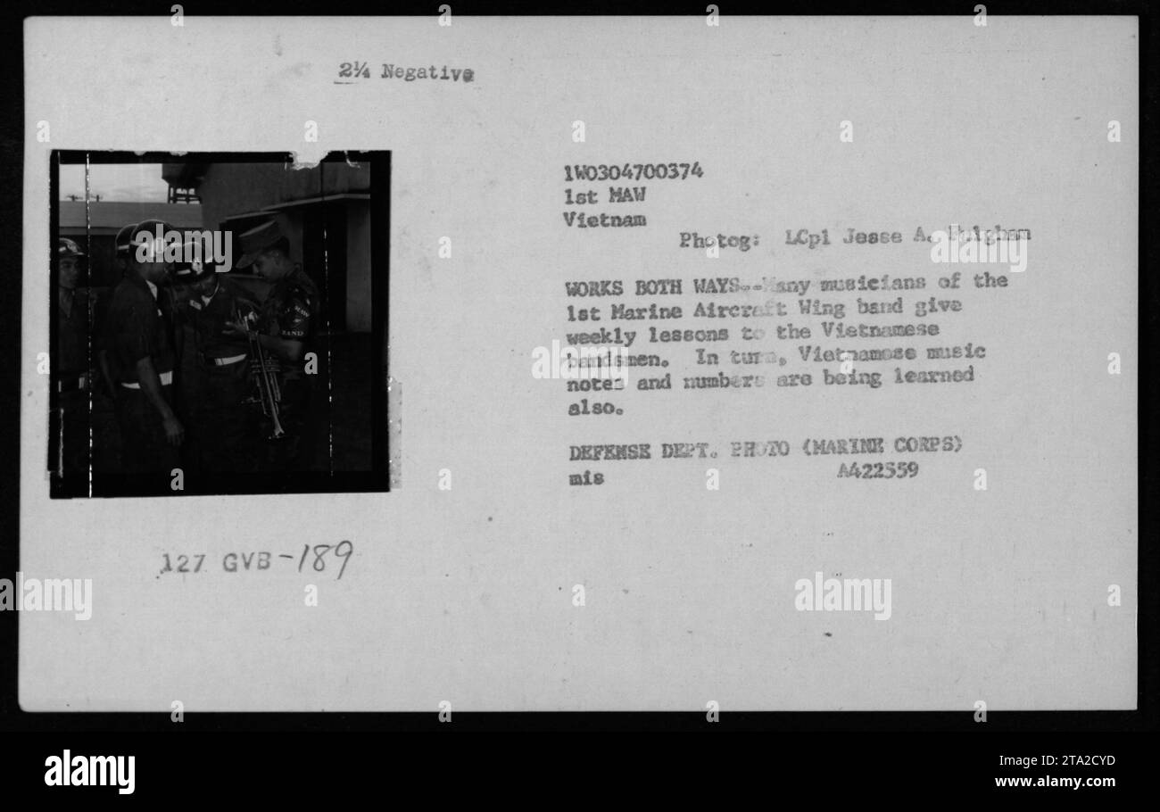 Mitglieder der Band 1st Marine Aircraft Wing nehmen wöchentlich Musikunterricht mit vietnamesischen Bandsleuten in Tura, Vietnam, Teil. Die Musiker tauschen ihr Wissen aus und lernen sowohl amerikanische als auch vietnamesische Noten und Zahlen. Diese Aktivität ist Teil der Bemühungen des Verteidigungsministeriums und des Marinekorps, die Zusammenarbeit zu fördern. Stockfoto