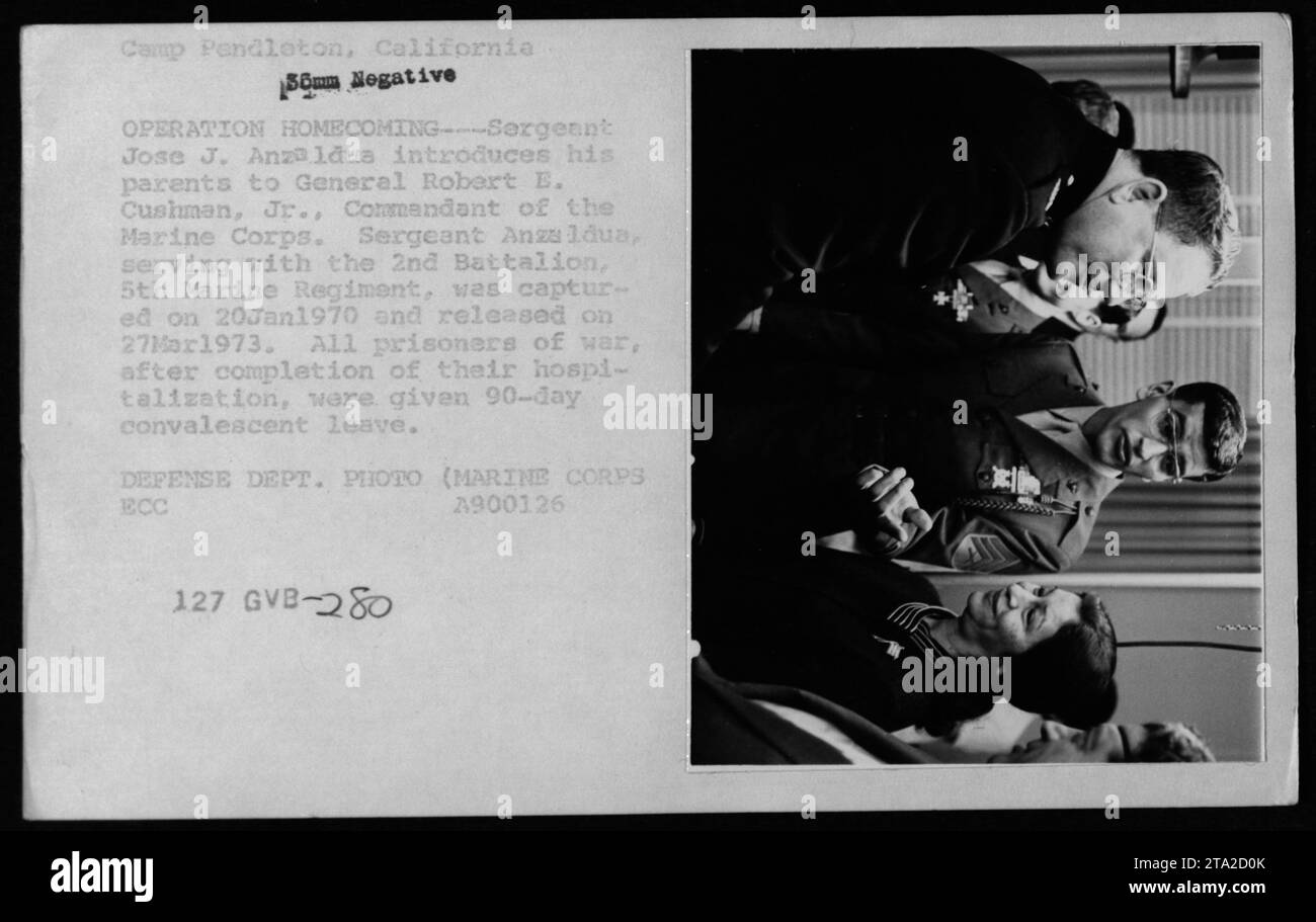 Sergeant Jose J. Anzaldua stellt seine Eltern General Robert E. Cushman Jr. vor, Kommandant des Marine Corps während der Operation Homecoming in Camp Pendleton, Kalifornien. Sergeant Anzaldua, der am 20. Januar 1970 gefangen genommen und am 27. März 1973 freigelassen wurde, diente im 2. Bataillon, 5. Marine-Regiment. Alle Kriegsgefangenen erhielten 90 Tage Erholungsurlaub nach ihrer Hospitalisierung.“ Stockfoto